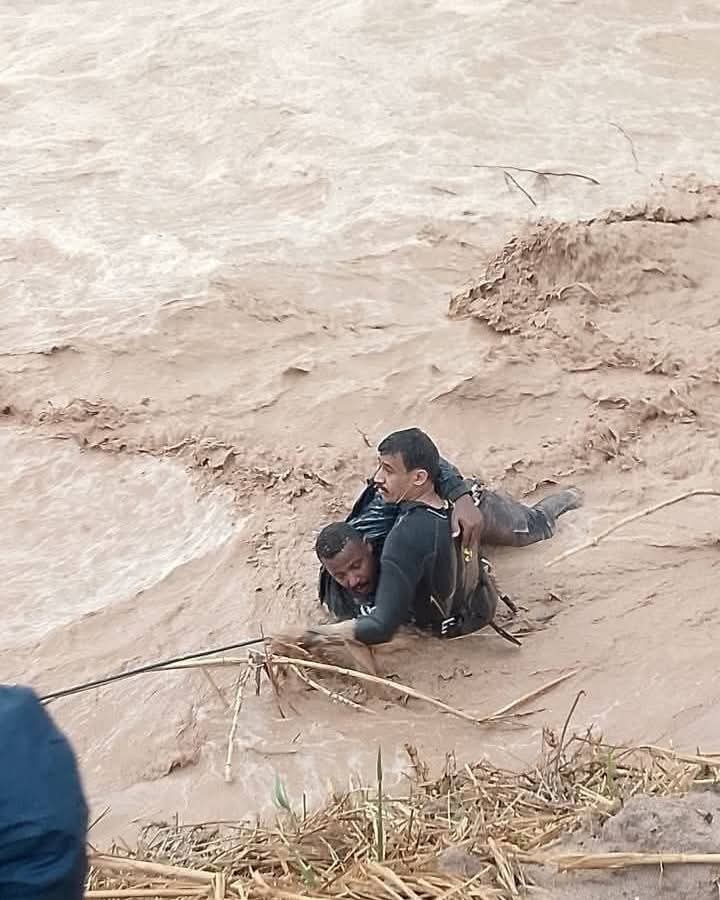 الدفاع المدني ينقذ طفلاً من الموت بعد أن جرفه السيل في محافظة الكرك ويخلي جثة شقيقته التي جرفها السيل