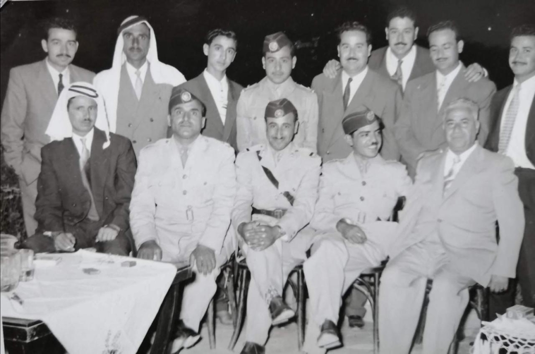 صورة نادرة تجمع ضباطًا من عشيرة الخرشان