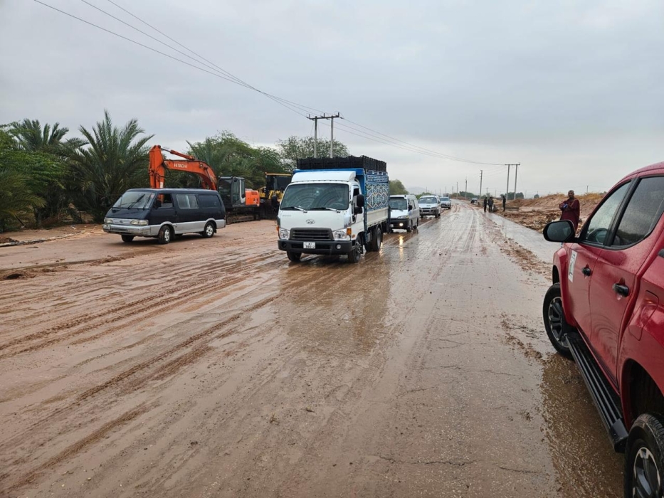 الأشغال تتعامل مع بلاغات بارتفاع منسوب المياه وانجراف الأتربة على عدة طرق