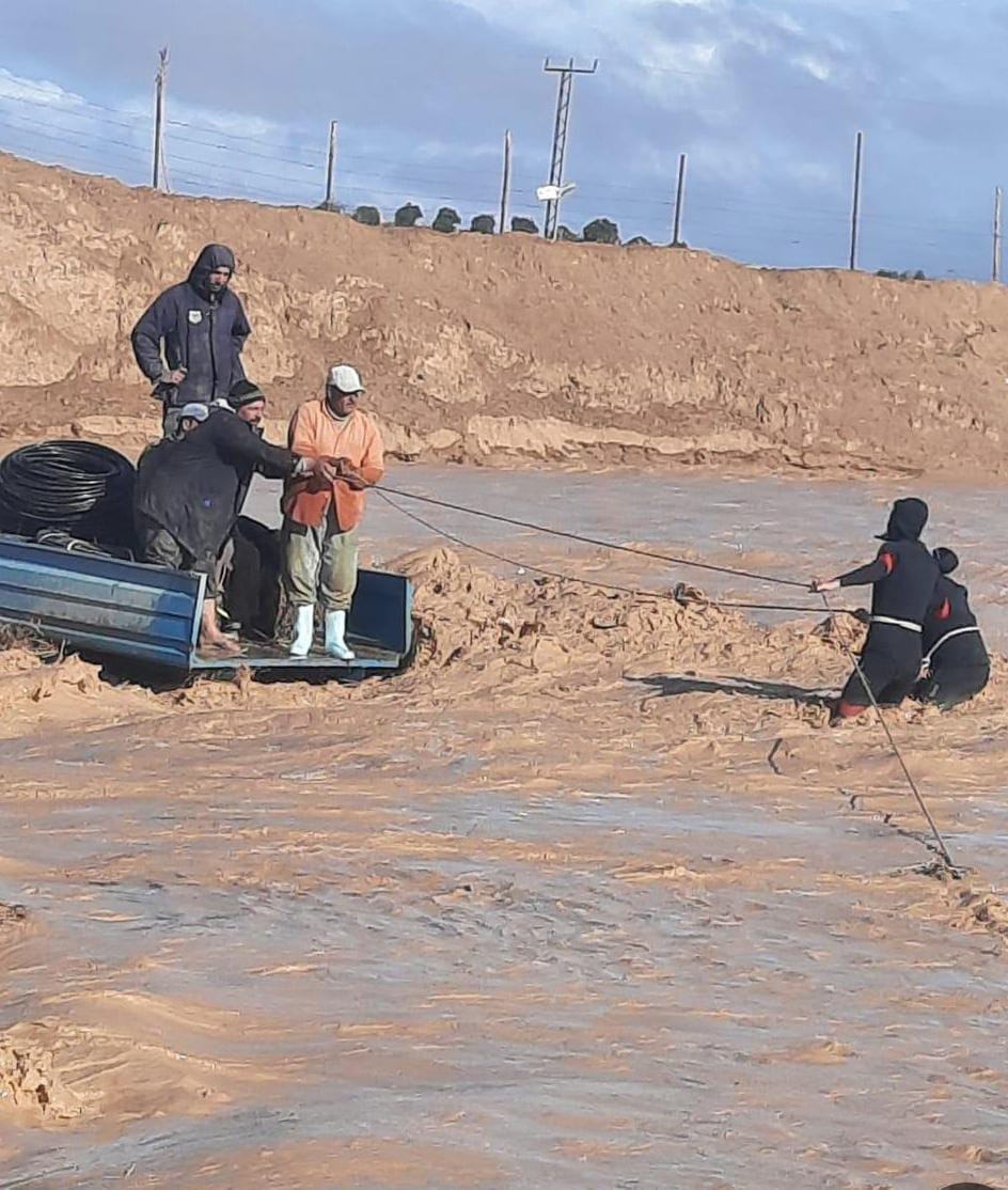 الدفاع المدني ينقذ (17) شخصا حاصرتهم مياه الأمطار في محافظتي الكرك ومادبا