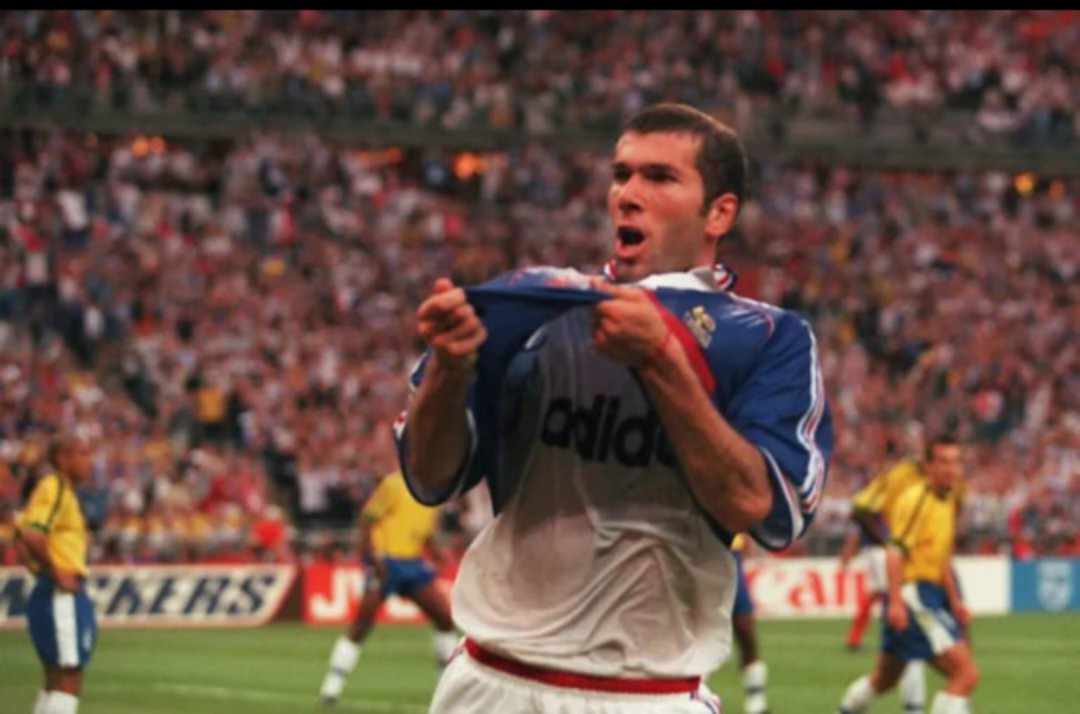 قميص زيدان بنهائي مونديال 1998 يطرح بمزاد مقابل 30 ألف يورو