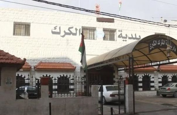 بلدية الكرك تضبط طنا من المواد الغذائية منتهية الصلاحية