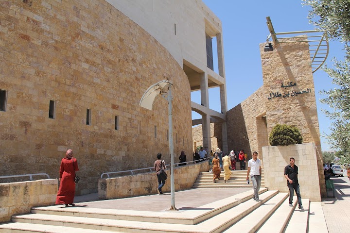 الزعبي تعرب عن شكرها لمدير مكتبة الحسين بن طلال  في جامعة اليرموك لتكليفها برئاسة قسم الإعارة بمناسبة يوم المرأة العالمي