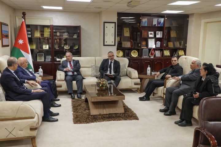الجامعة الهاشمية تبحث تعزيز التعاون الأكاديمي مع الجامعات اليونانية