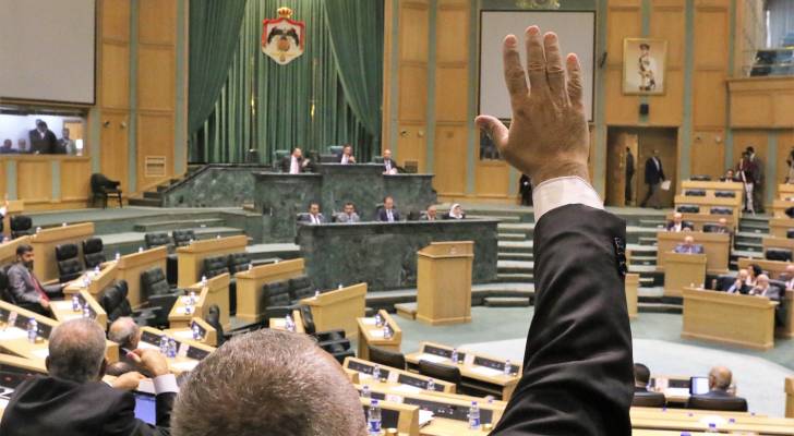 النواب يتراجع عن السماح بانهاء عقود 5 من العاملين