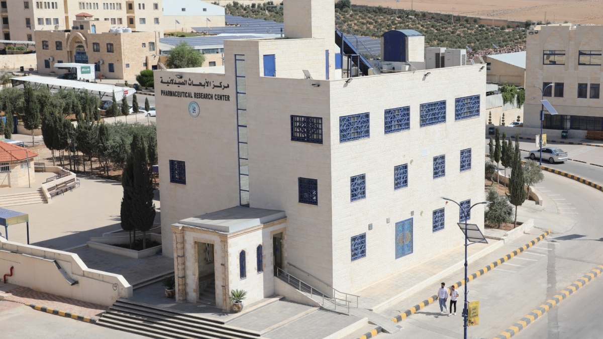 مركز الأبحاث الصيدلانية بجامعة الزرقاء يحصل على شهادة الآيزو من المواصفات والمقاييس
