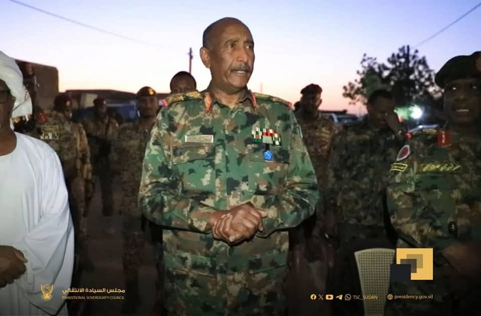 البرهان يقدم واجب العزاء في أول شهداء معركة الكرامة