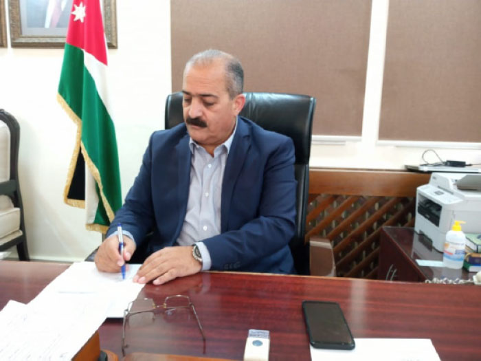 محافظ إربد العتوم  يبحث مطالب عدد من أصحاب التاكسي الأصفر في إربد