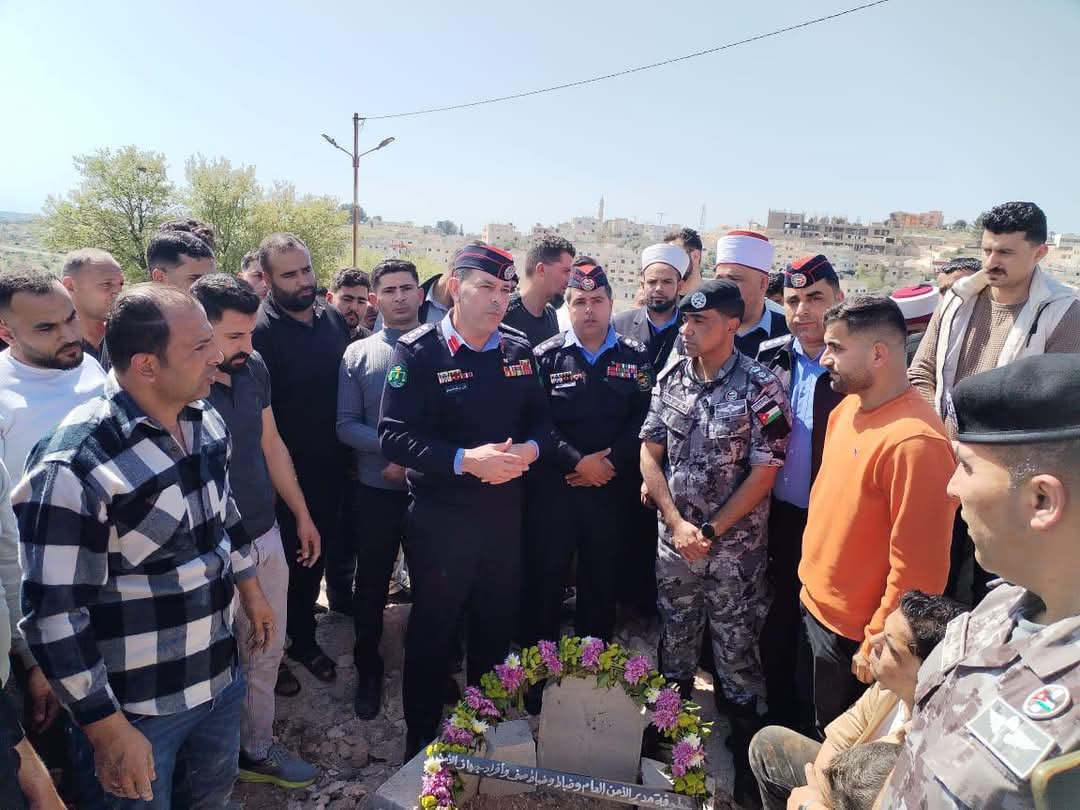 العقيد أنور الحديدي يشارك في تشييع جثمان العريف يزن محمد اللطايفه....صور