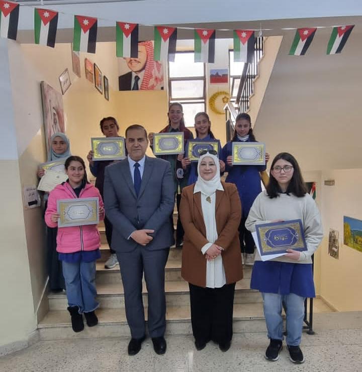 الشوابكة يكرم الطالبات الفائزات بمسابقة اللغة الإنجليزية  Wonderland Adventure Worldwide( WAW).