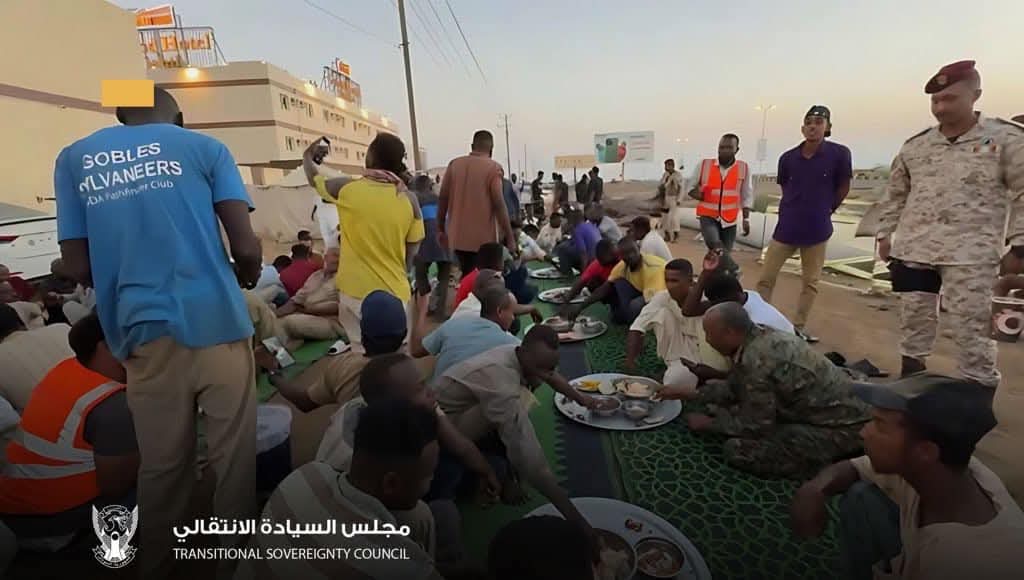 في إفطار رمضاني بالطريق العام ببورتسودان، البرهان يتفقد أحوال المواطنين