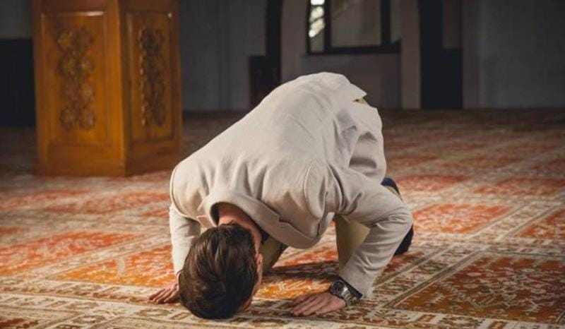 صلاة تجعل الملائكة تسأل عنك في رمضان.. يغفلها الكثيرون