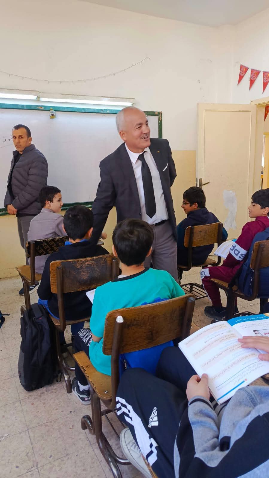 شديفات يتفقد مدرستي حي معصوم الثانوية للبنين ومسلمة بن عبدالملك...صور