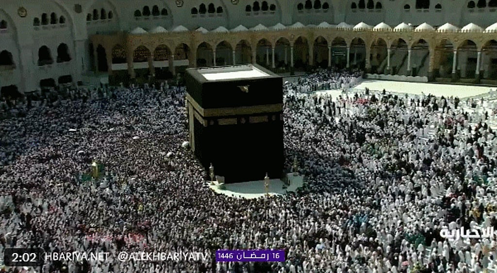 جموع غفيرة تؤدي الطواف في ليلة 16 رمضان وسط منظومة خدمات متكاملة
