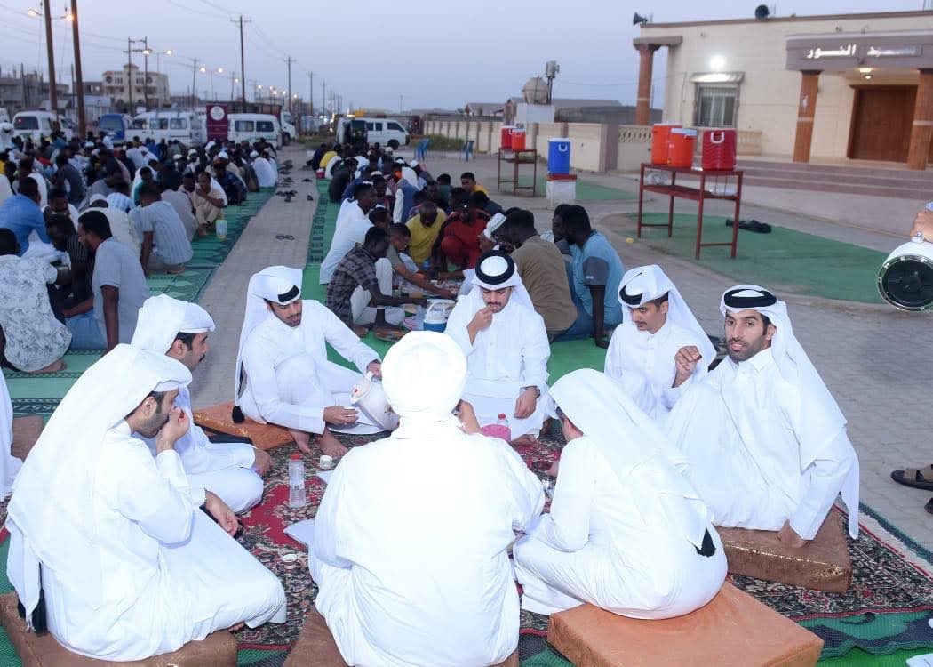 وزير الصحة وسفير قطر يتناولان الافطار مع المواطنين في الشارع العام بالسودان