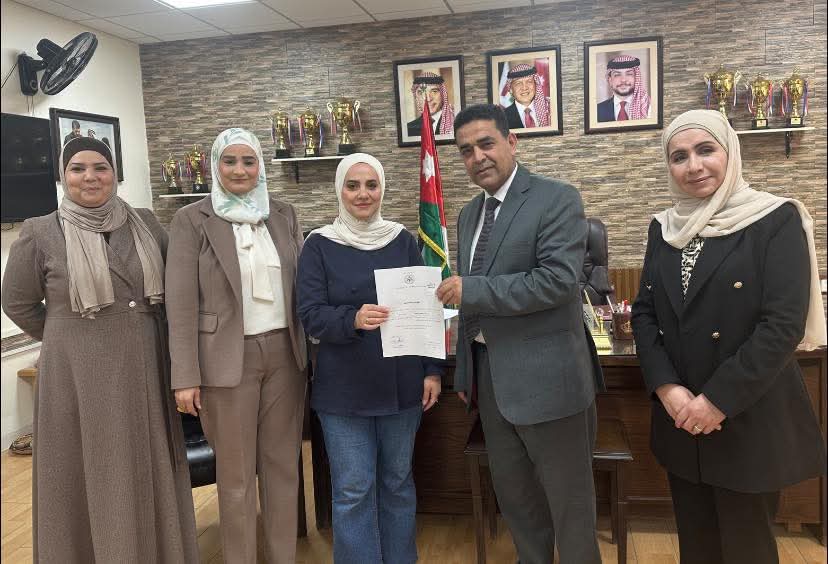 مدير تربية لواء ماركا يكرم مديرة مدرسة أمامة بنت أبي العاص “إيمان أبوحسين”