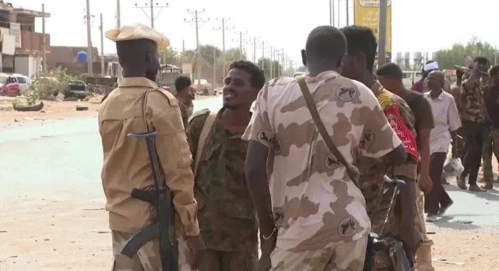 بعد ساعات من خطاب حميدتي.. الجيش السوداني يستهدف الصقر الرئاسي بالمسيرات و يسيطر على مناطق جديدة بالخرطوم