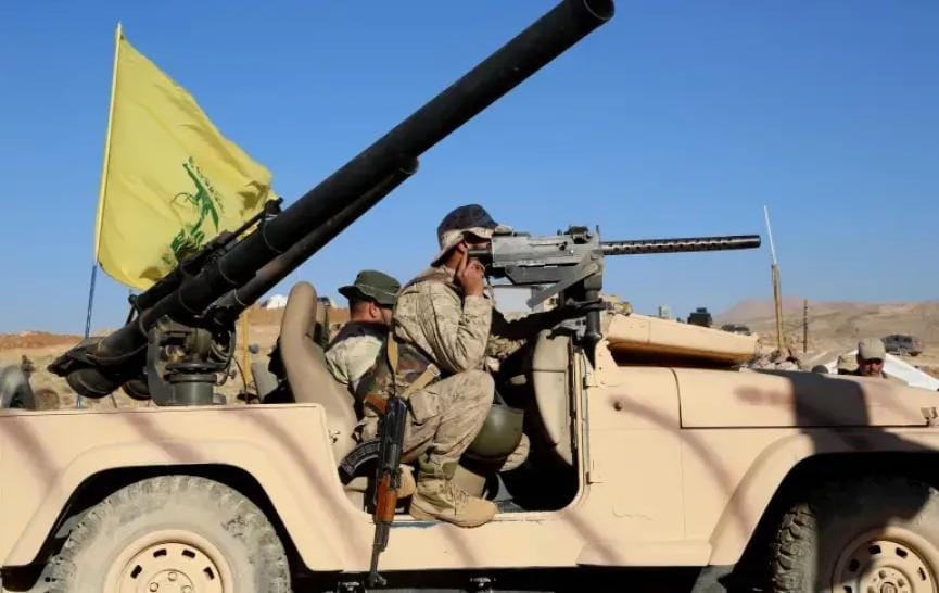 تطور خطير.. حزب الله يشن أول هجوم على الجيش السوري الجديد والأخير يحشد باتجاه الحدود مع لبنان
