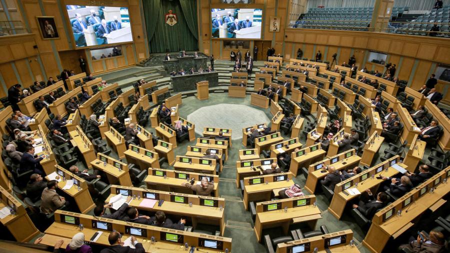 نواب يطالبون الحكومة بتأجيل أقساط القروض حتى مارس 2025