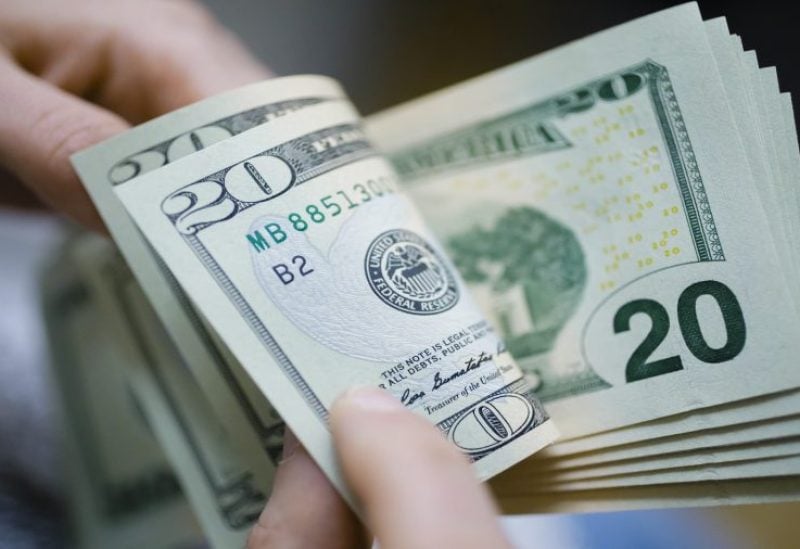 الدولار يتراجع أمام العملات الرئيسة