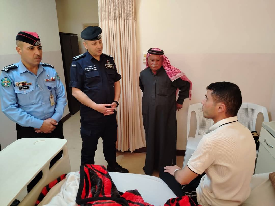 العميد العزام يزور عدداً من المرضى العسكريين الذين يرقدون على أسرة الشفاء
