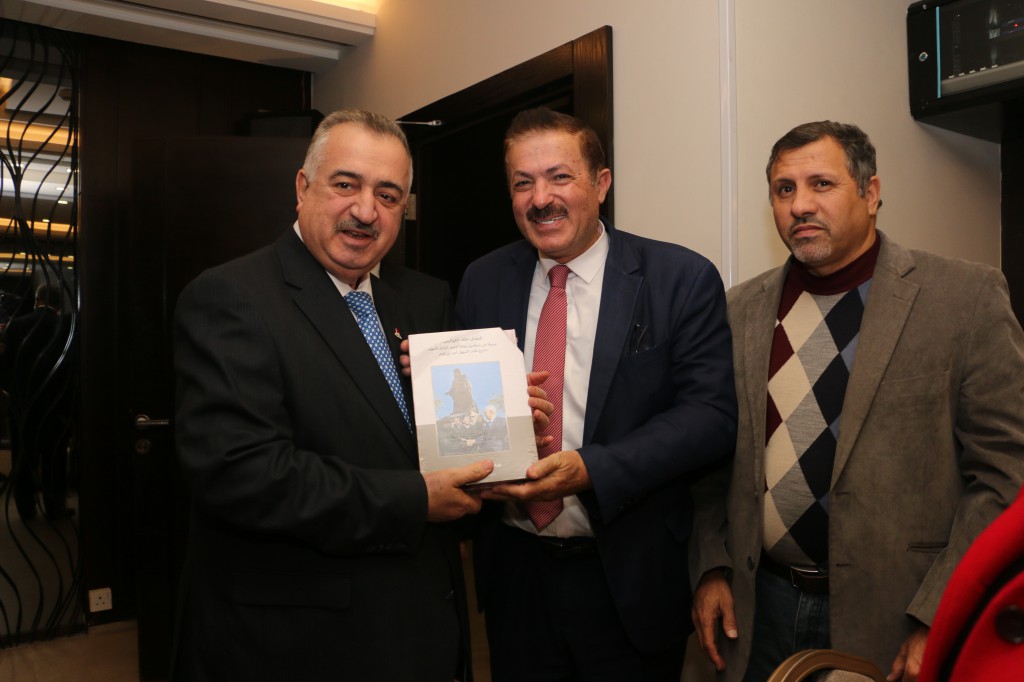 المؤرخ العرموطي يهدي السفير  العراقي في عمان  كتاب النضال خلف الكواليس...صور