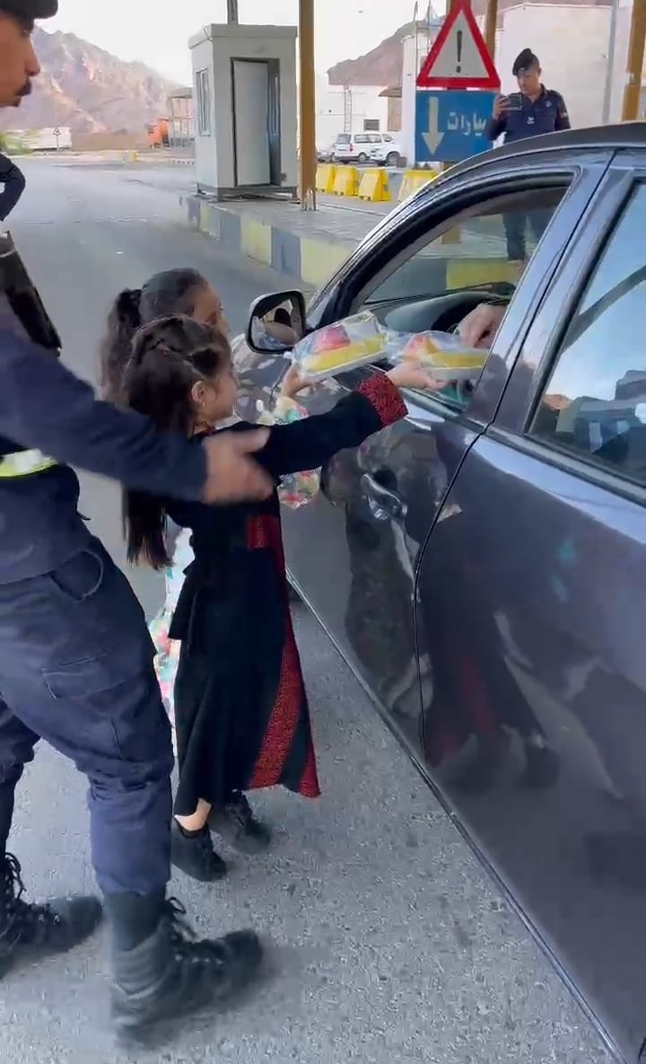  الأمن العام ومبادرة عالم إيجابي يستقبلون ضيوف العقبة بلفتة رمضانية مميزة...صور