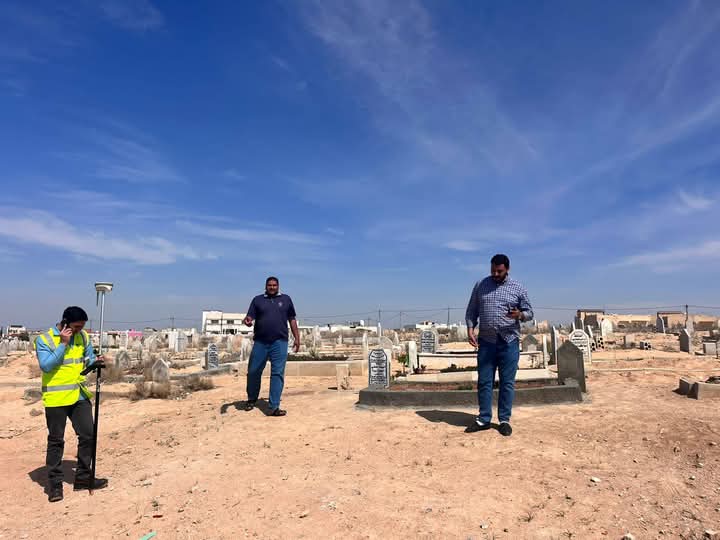 بلدية الرمثا تبدأ إنارة مقبرة البويضة بتوجيهات من أحمد الخزاعلة