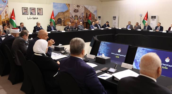 رئيس الوزراء يعلن إنشاء مبنى جديد لمستشفى النديم وإطلاق مسار لحافلات التردد السريع بين مأدبا وعمّان