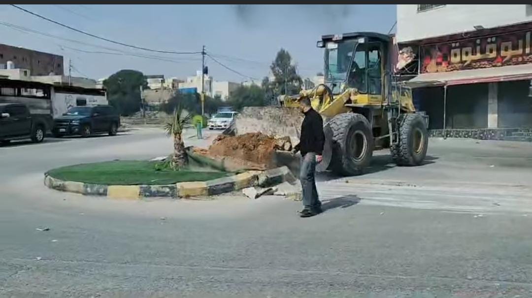بلدية سحاب تُنجز تأهيل الدوار الجنوبي لمدرسة رفيدة