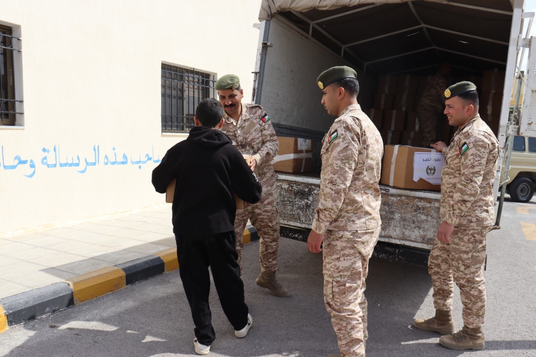 القوات المسلحة تستمر بتوزيع طرود الخير على أسر عفيفة
