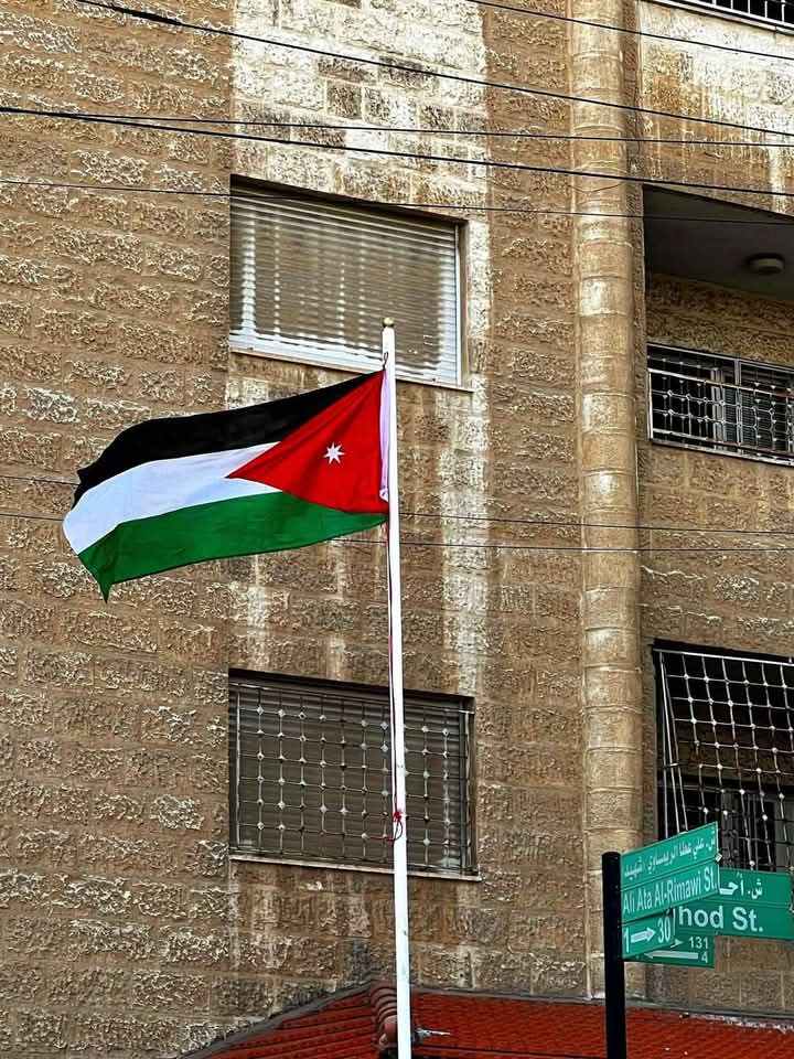 العلم الأردني يزين بيوت الأردنيين في خطوة فريدة