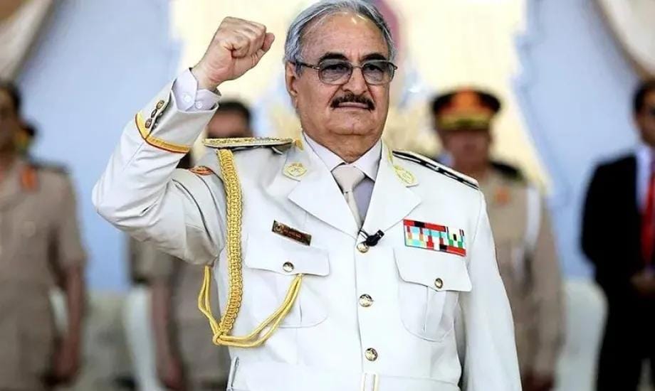بعد اجتماعات سرية في القاهرة.. مصادر ليبية تتحدث عن اتجاه البرلمان لتنصيب خليفة حفتر رئيساً للبلاد