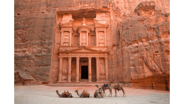 ارتفاع أعداد الزوار الدوليين وتحسن ملحوظ في الدخل