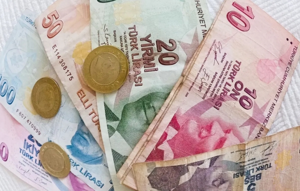 الليرة التركية تهوي أمام الدولار إلى مستوى تاريخي