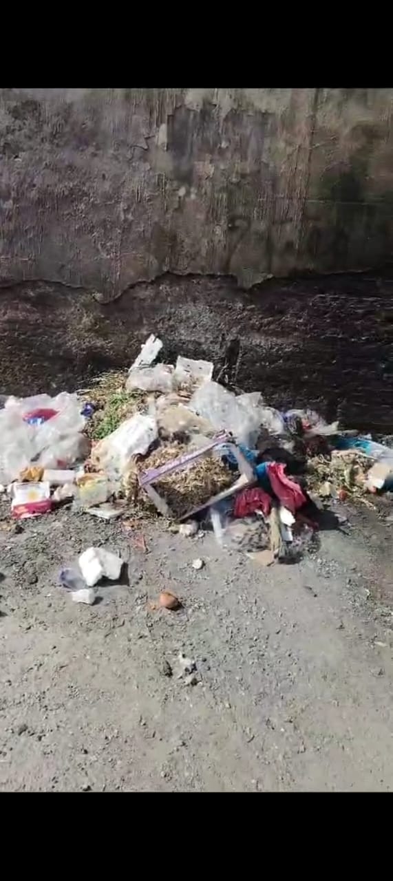 مكرهة صحية بجوار ملعب بلدية جرش تثير استياء السكان والتجار
