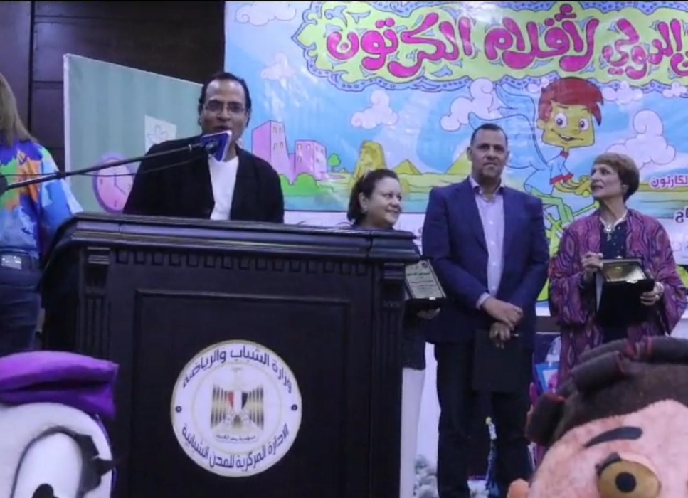 أشرف كمال.. فنان عالمي يحوّل اللوحة إلى حكاية والريشة إلى رسالة