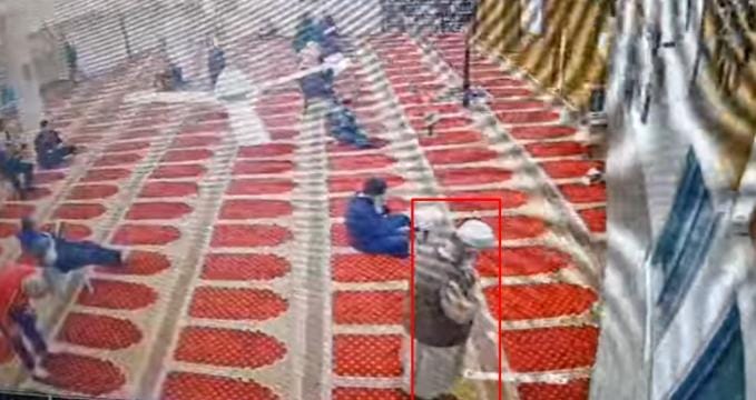 شاهد لحظة وفاة مواطن أردني خلال أداء صلاة الفجر بمسجد المتقين في الزرقاء..فيديو
