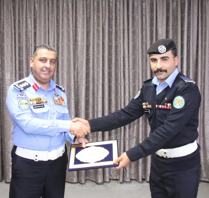 مدير المعهد المروري يكرّم شرطيين لحصولهما على المراكز الأولى في دورات متقدمة