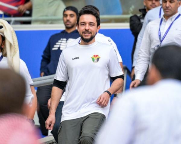 ولي العهد يتابع مباراة المنتخب الوطني في ستاد عمان
