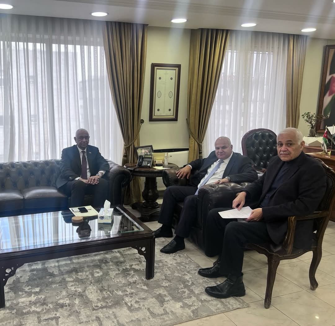 السفير السوداني حسن سوار الذهب  يلتقي وزير العمل