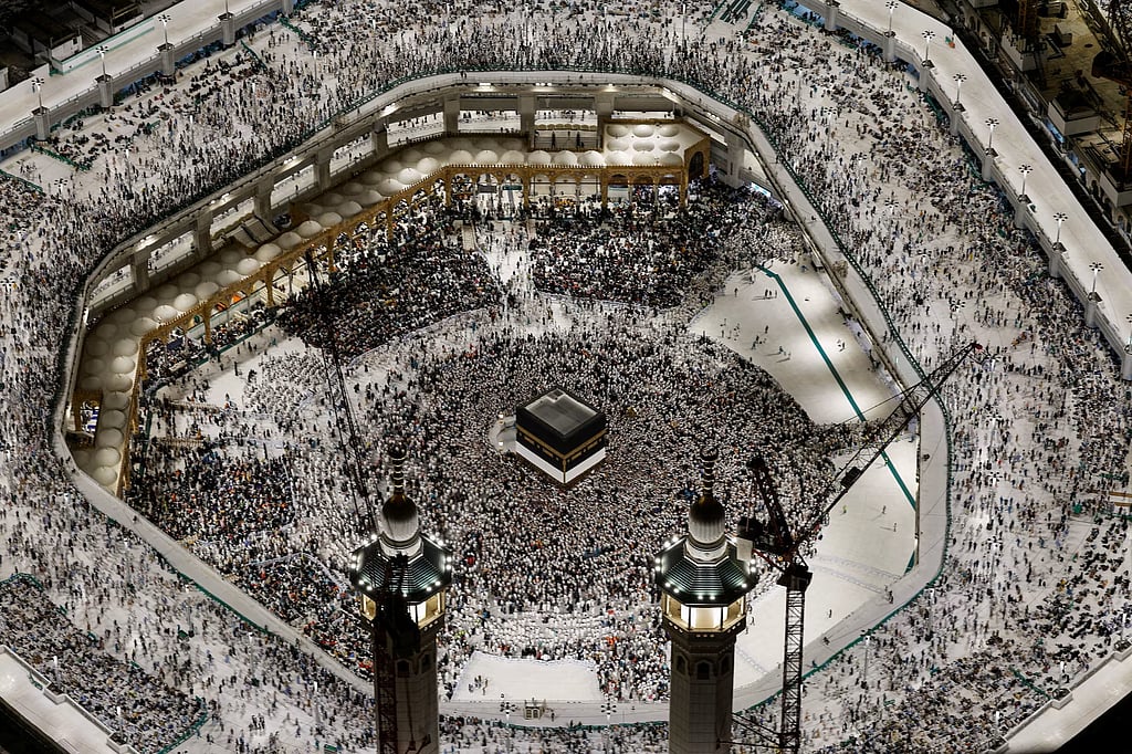 الكعبة قبلة القلوب وموطن الرحمة.. والعمرة في رمضان تعدل حجة مع النبي الكريم