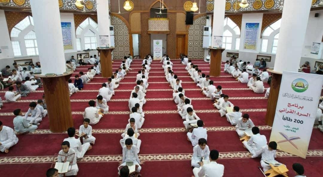 كخلايا نحل ..200 حافظ يسردون القرآن في جلسة واحدة