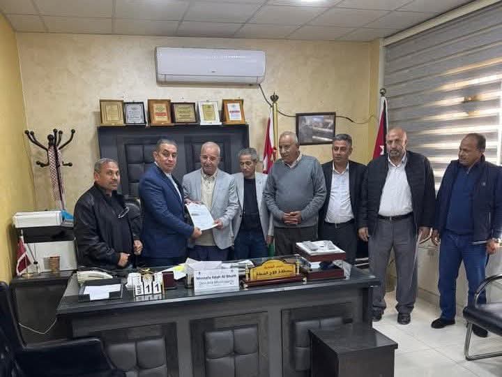 بلدية دير علا تتسلم مستند الالتزام المالي لمشروع حديقة ضرار بقيمة 60 ألف دينار