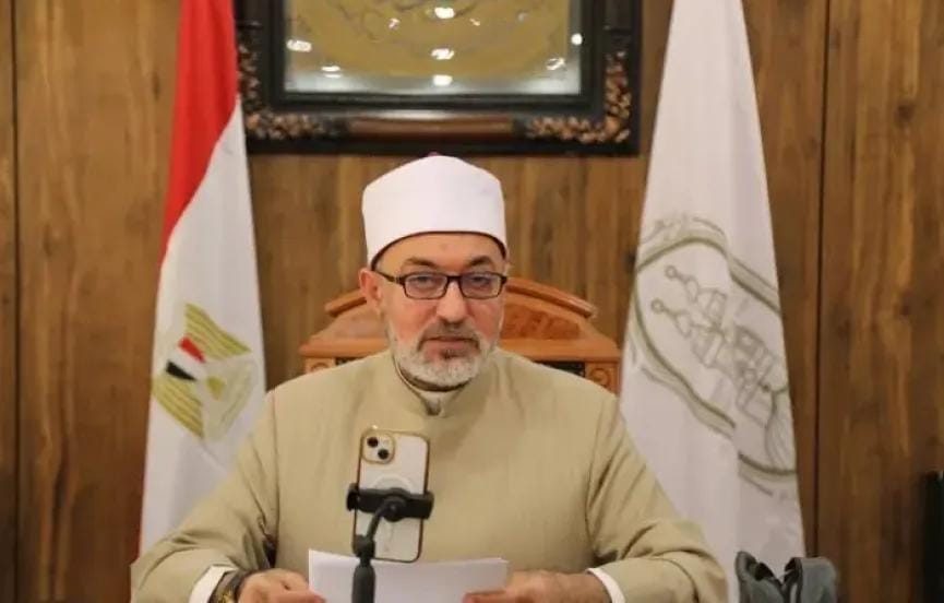 مفتي مصر يجيب على سؤال ”هل صلاة الرجل بزوجته في المنزل تُحسب جماعة”.. ماذا قال؟