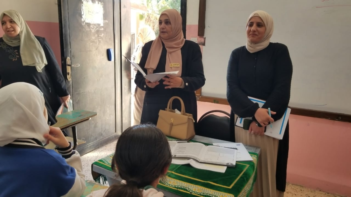 المصري تشارك طلبة جحفية الأساسية فعاليات الطابور الصباحي...صور