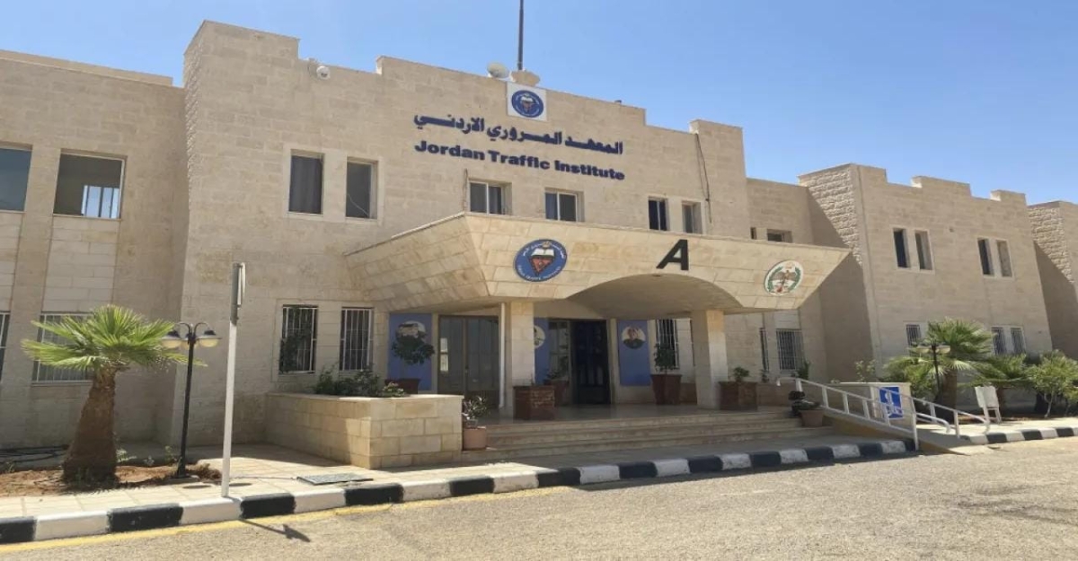 المعهد المروري الاردني : خطر الحوادث يزيد إلى 7 أضعاف عند استخدام الخرائط أثناء القيادة