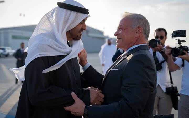 بن زايد يستقبل الملك عبدالله الثاني لدى وصوله مطار البطين