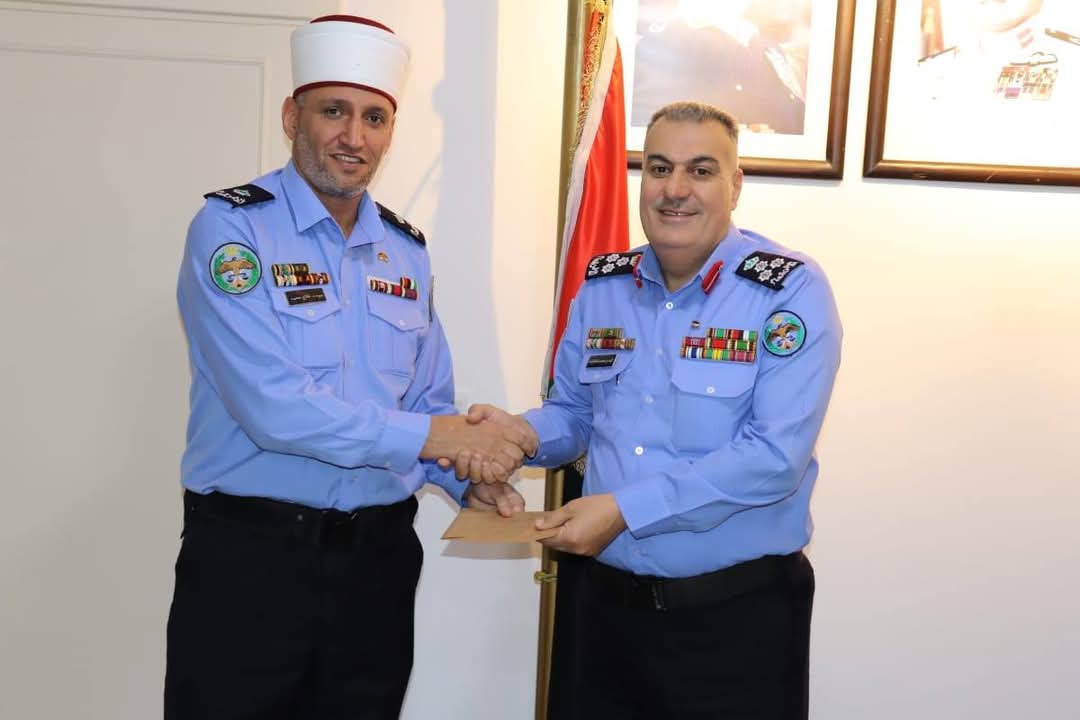 مدير ادارة التنفيذ القضائي يكرم عددا من المرتبات لجهودهم المتميزة....صور
