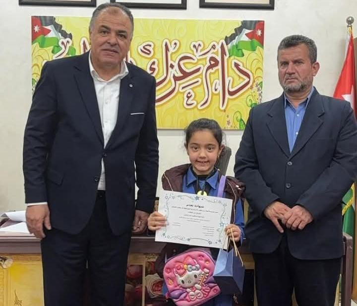 العبيدات يكرّم الطلبة الفائزين في مسابقة أهل القرآن في مدرسة آمنة بنت وهب الأساسية المختلطة
